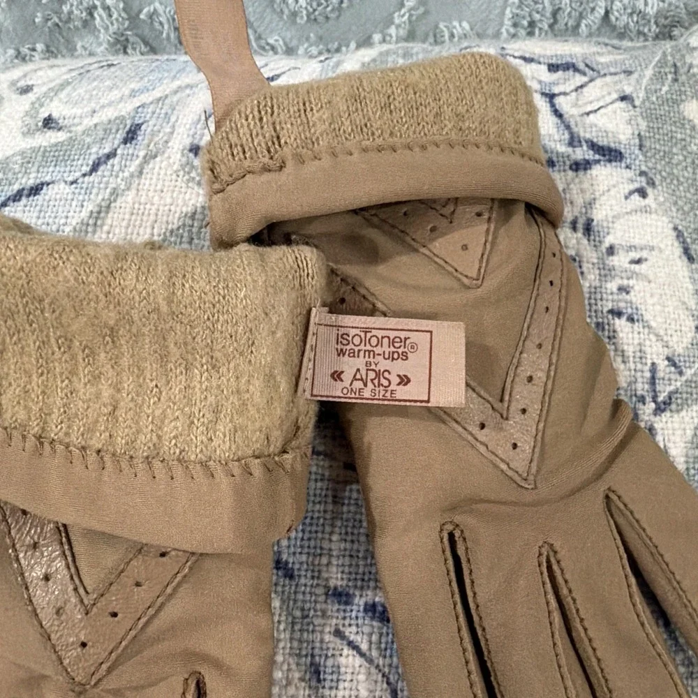 Vintage Aris Isotoner Tan Driving Gloves Stretch Nylon Spandex One Size